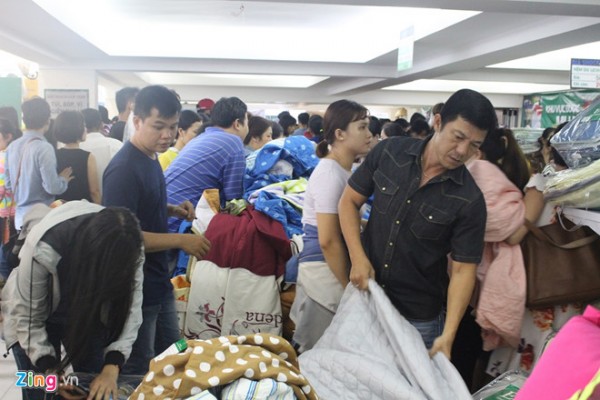 Nhiều người Sài Gòn chen mua chăn nệm giữa mùa nóng