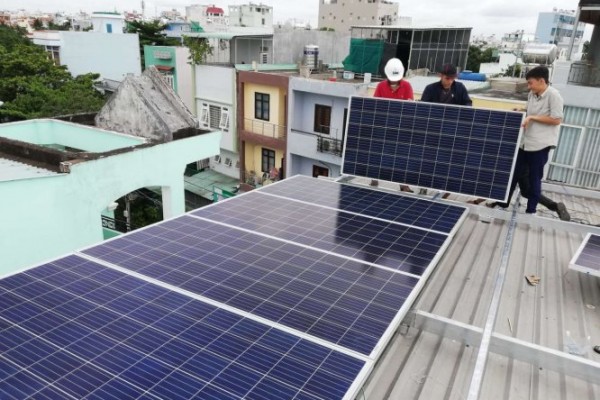 Vì sao nên lắp hệ thống tích điện năng lượng mặt trời vào áp mái?